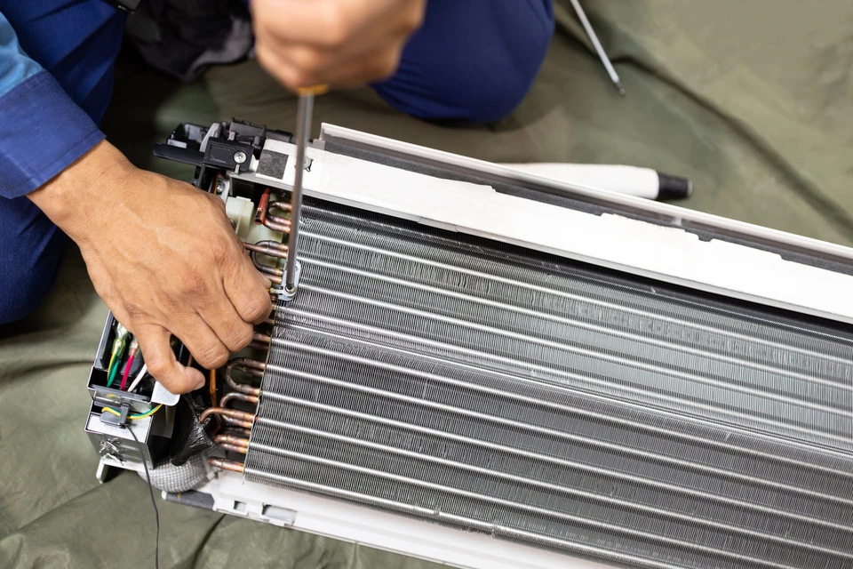 Le technicien répare ou vérifie le système d'évaporateur, dépannage de l'unité de climatisation ou de démontage pour le nettoyage, la réparation et l'entretien de l'unité de ventilation de l'air conditionné, et installe l'air conditionné