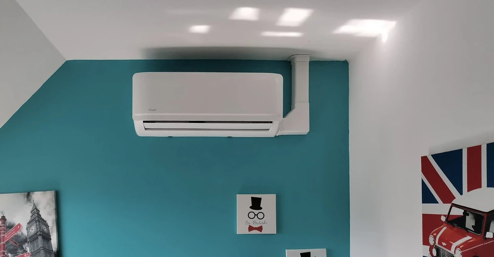 Intérieur moderne avec mur turquoise et mur blanc