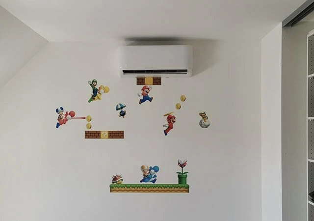Intérieur résidentiel, technicien installe ou répare une unité de climatisation murale split