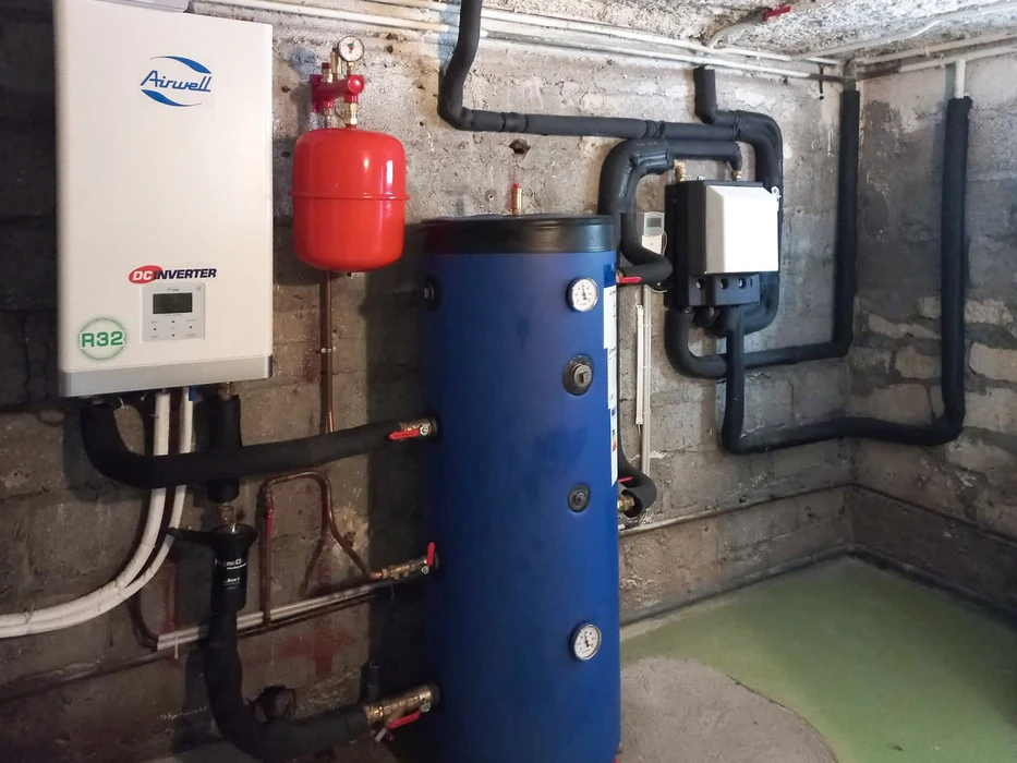 Intérieur résidentiel avec installation de climatisation murale