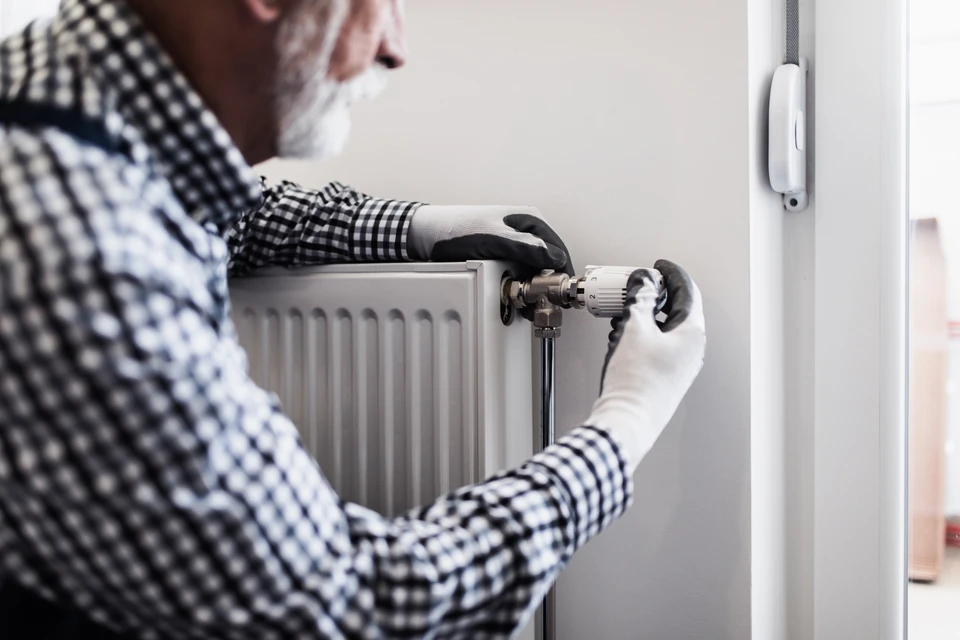 Un technicien de climatisation et une partie de la préparation de l'installation d'un nouveau climatiseur
